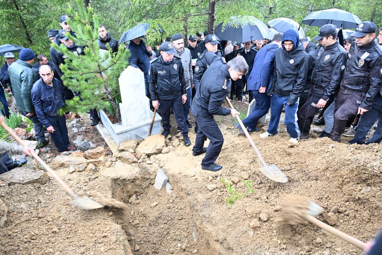 Konya Emniyetini yasa boğan kayıp! Polis memuru Hüseyin Acar toprağa verildi 4